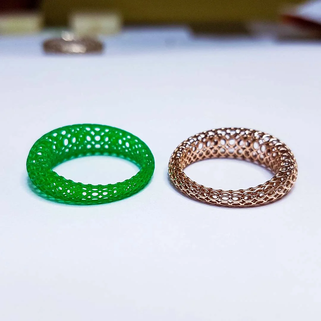 joia 3D anel em resina verde e ouro 750