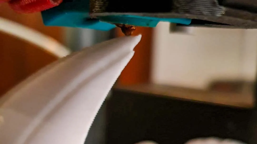 impressora 3D imprimindo peça em close