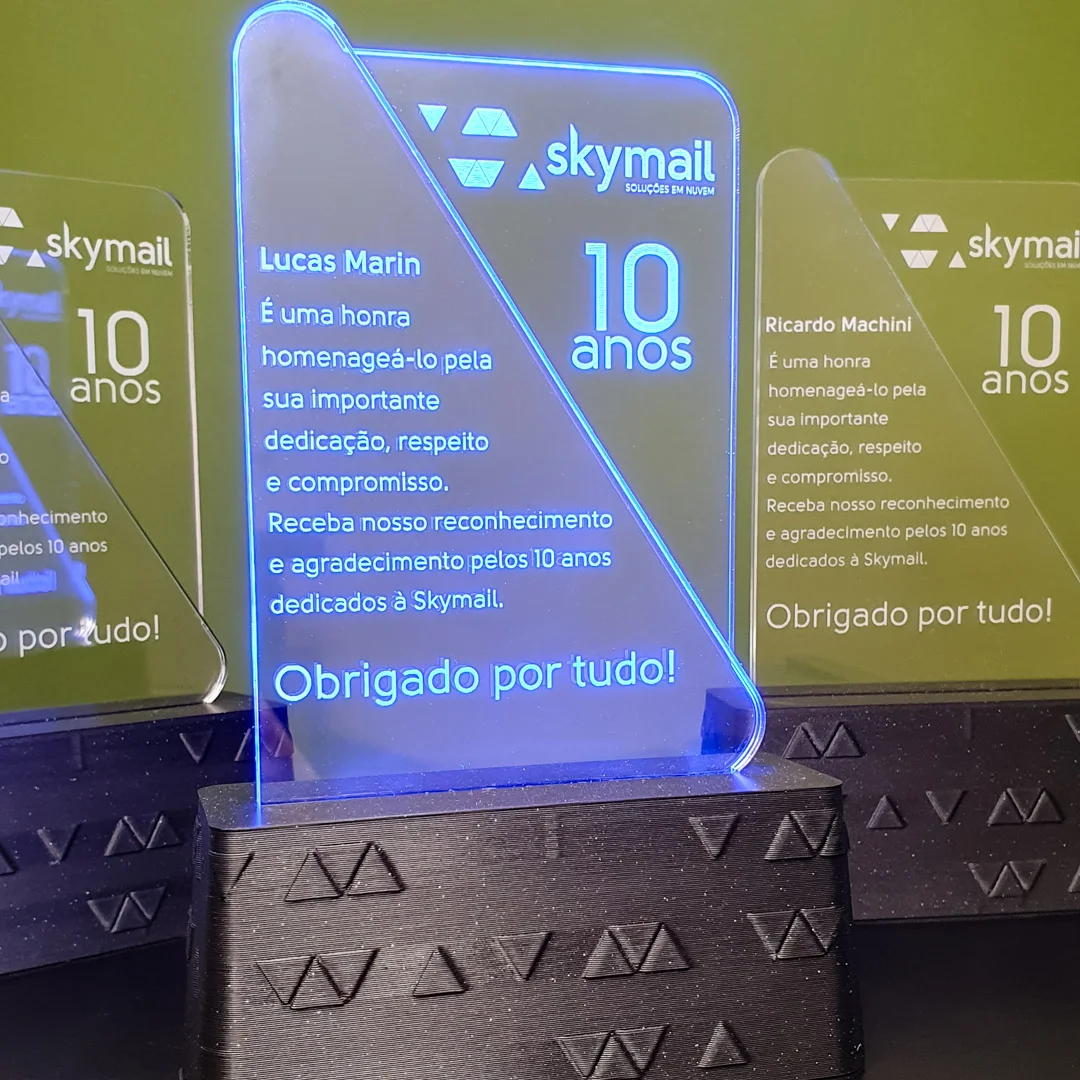 Troféu personalizado Skymail impresso em 3D com acrílico iluminado