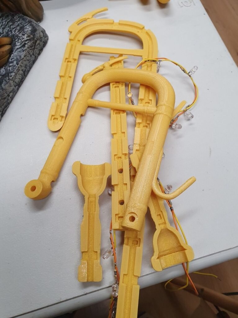 protótipo desmontado do trompete impresso em 3D com eletrônica